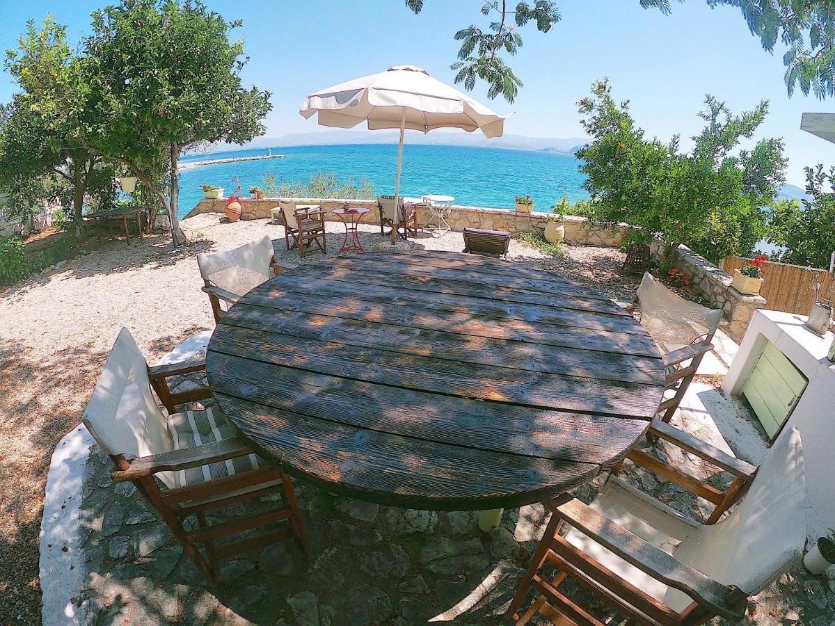 KIVERI 1876 traditional seafront cottage Esterno foto